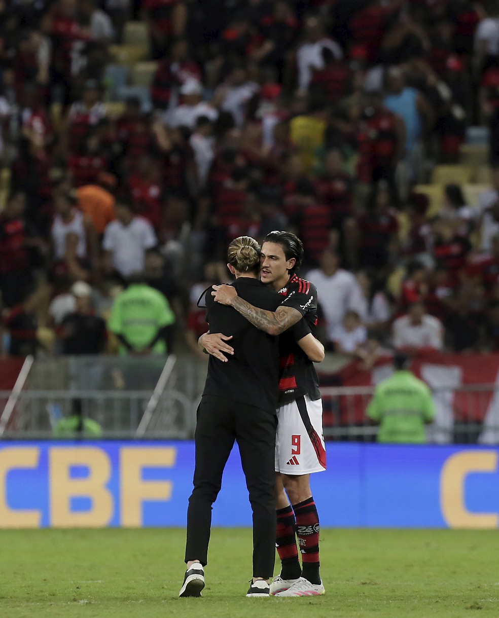 Filipe Luis e Pedro: treinador prometeu encaixar atacante no time do Flamengo — Foto: Marcelo Theobald / Agência O Globo