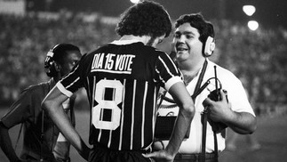 Repórter esportivo: Fausto Silva entrevista o jogador Sócrates, em 1982 — Foto: Olívio Lamas / Agência O Globo
