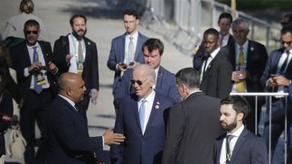 Presidente dos Estados Unidos, Joe Binden, acabou não participando desse primeiro registro. Ele chegou ao local da foto pouco depois do registro — Foto: Domingos Peixoto / Agência O Globo