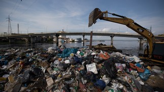 Lixo no igarapé do bairro São Raimundo em  Manaus: cerca de cinco toneladas de resíduos descartados são recolhidos por dia pelos agentes de limpeza pública da capitalAgência O Globo