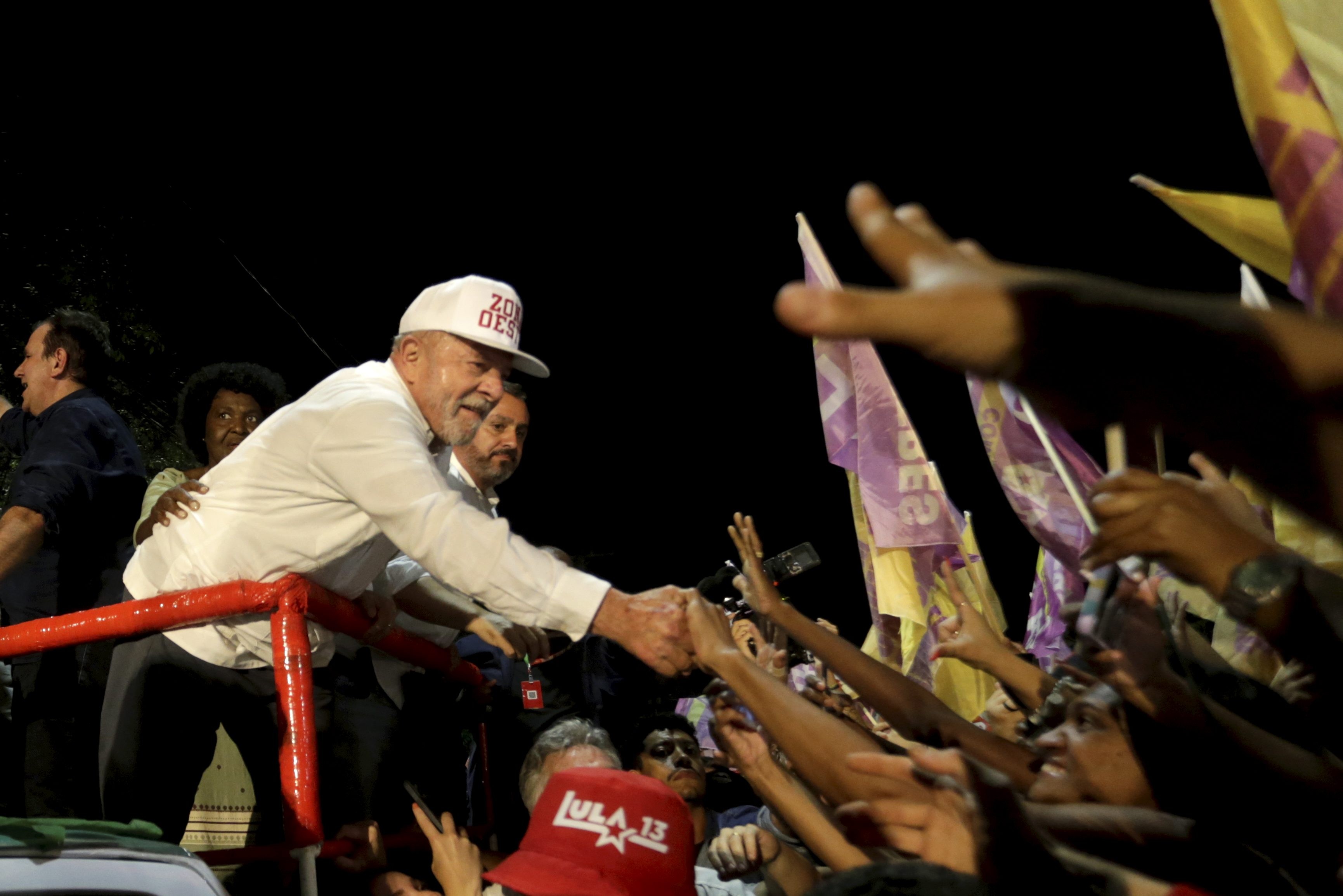 Comício de Lula no Rio ao lado de Paes busca atacar dificuldade do petista em áreas populares do estado - QTU Questões do Universo
