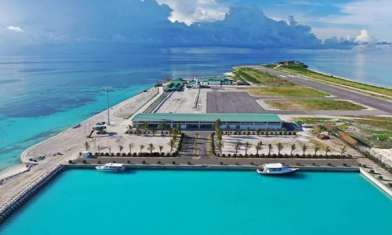 Em frente ao terminal de passageiros há uma pequena marina, onde atracam os barcos que levam conectam o Aeroporto de Madivaru com outras ilhas e resorts  — Foto: Reprodução