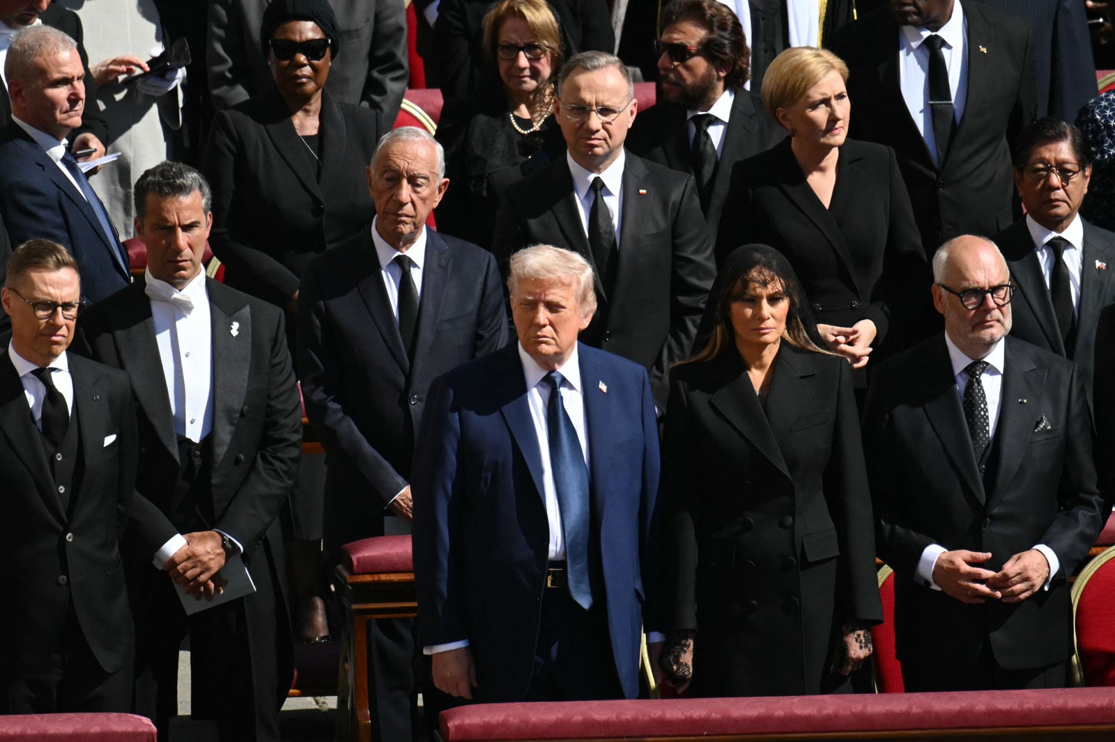 Autoridades, como Donald Trump, se reúnem no funeral do Papa Francisco — Foto: Mandel NGAN / AFP