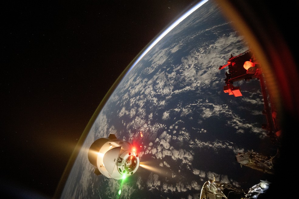 Acoplamento de uma espaçonave Dragon da SpaceX, transportando carga para a Estação Espacial Internacional, em dezembro de 2024 — Foto: Don Pettit/Nasa via The New York Times