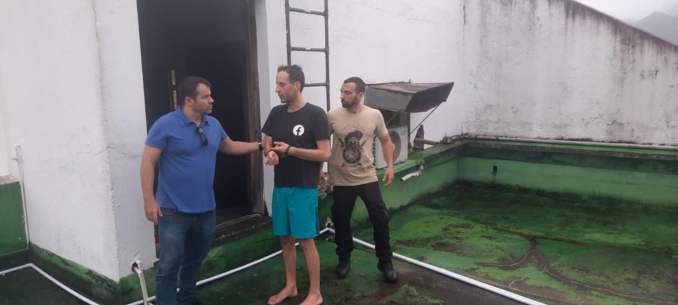 João Ricardo Mendes foi flagrado no terraço da cobertura de luxo onde mora — Foto: Divulgação