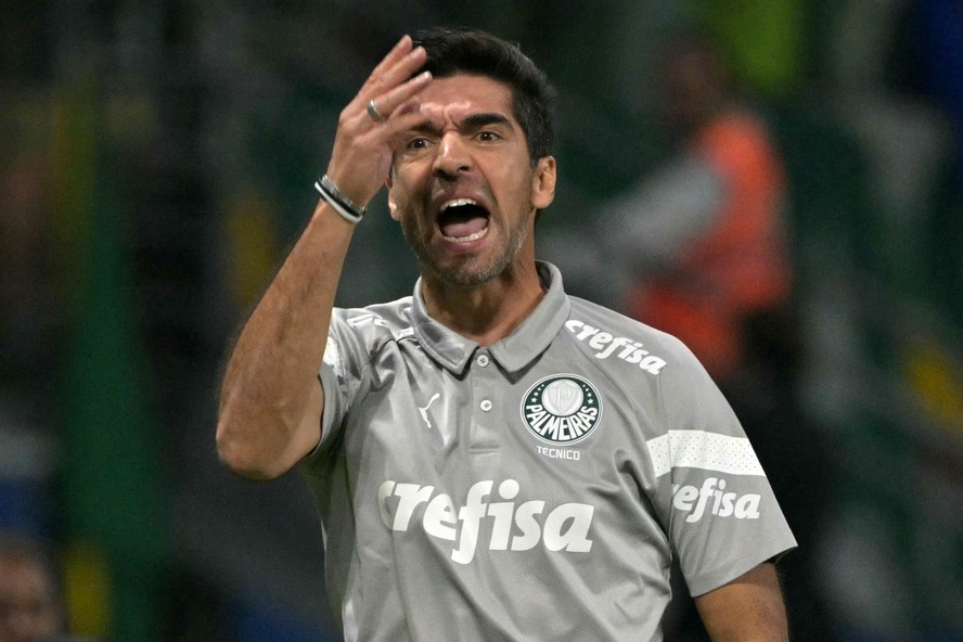 O técnico Abel Ferreira, do Palmeiras, gesticula no adeus na Libertadores