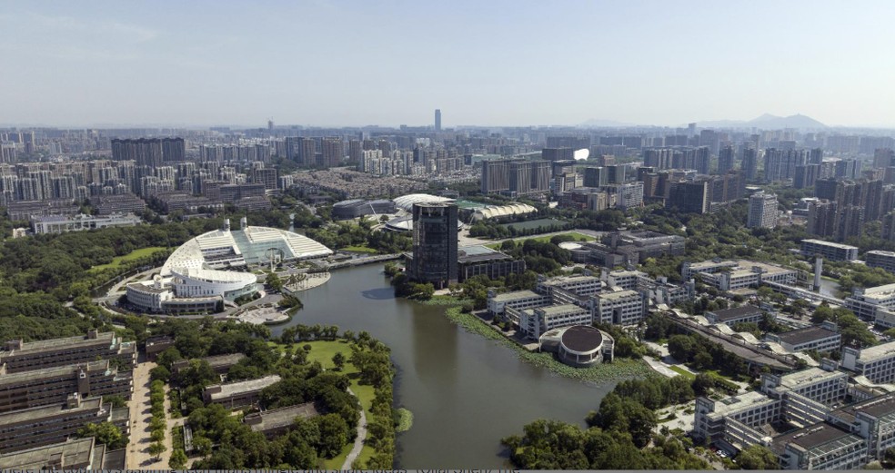 Vista aérea do campus Zijingang da Universidade de Zhejiang, às margens do lago, nos arredores de Hangzhou — Foto: Qilai Shen/The New York Times