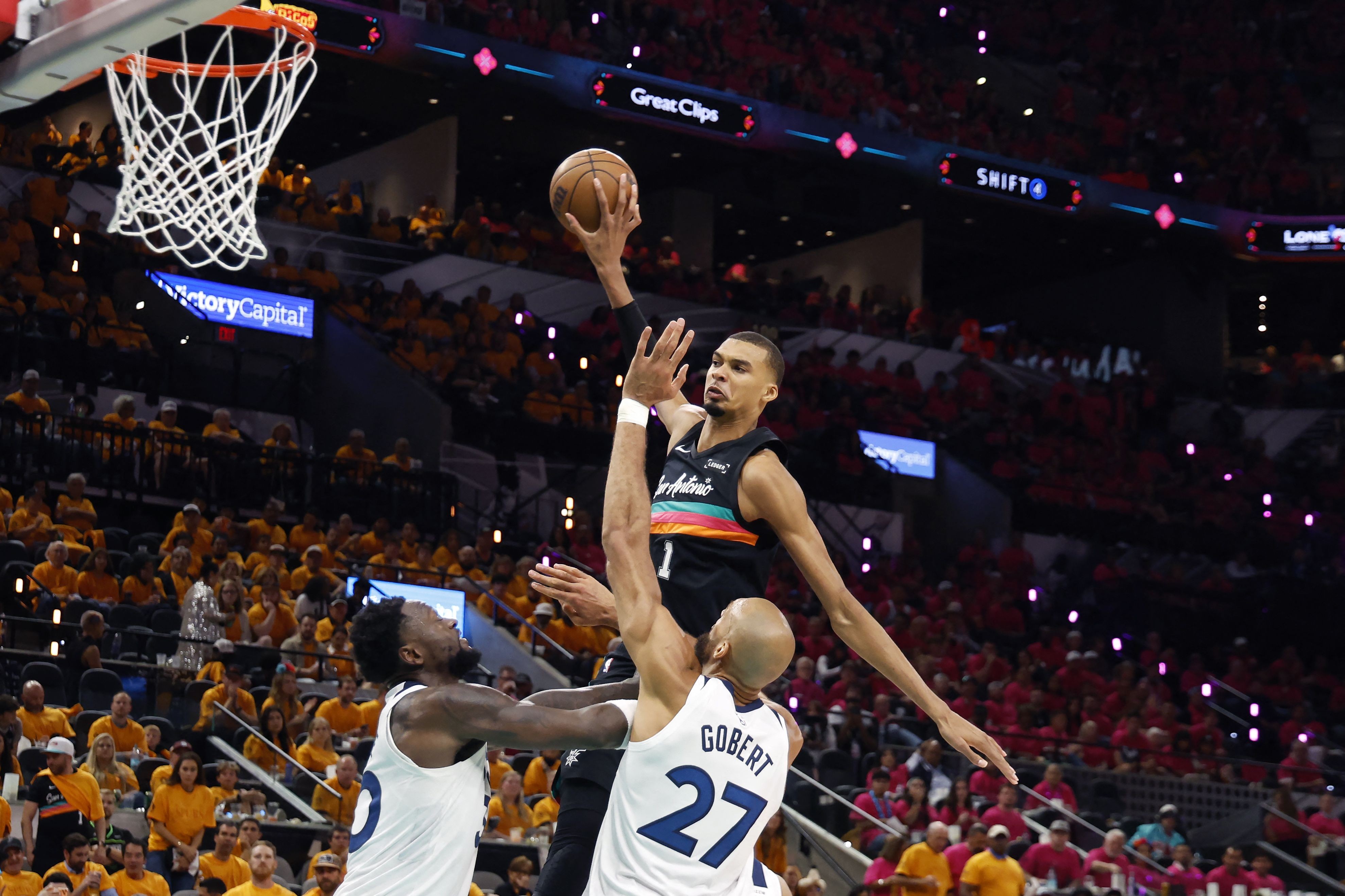 Wembanyama quebra recorde de tocos em apenas um jogo de playoffs da NBA