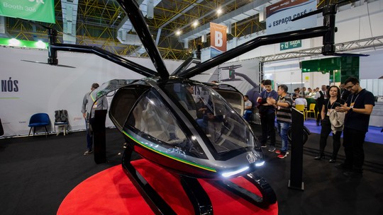 Fila para comprar 'carro voador' no Brasil tem 780 pessoas, diz organizador de feira