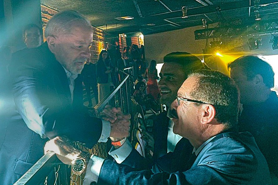 O presidente Lula conversa com o ministro do STJ Humberto Martins e o prefeito de Maceió, João Henrique Caldas