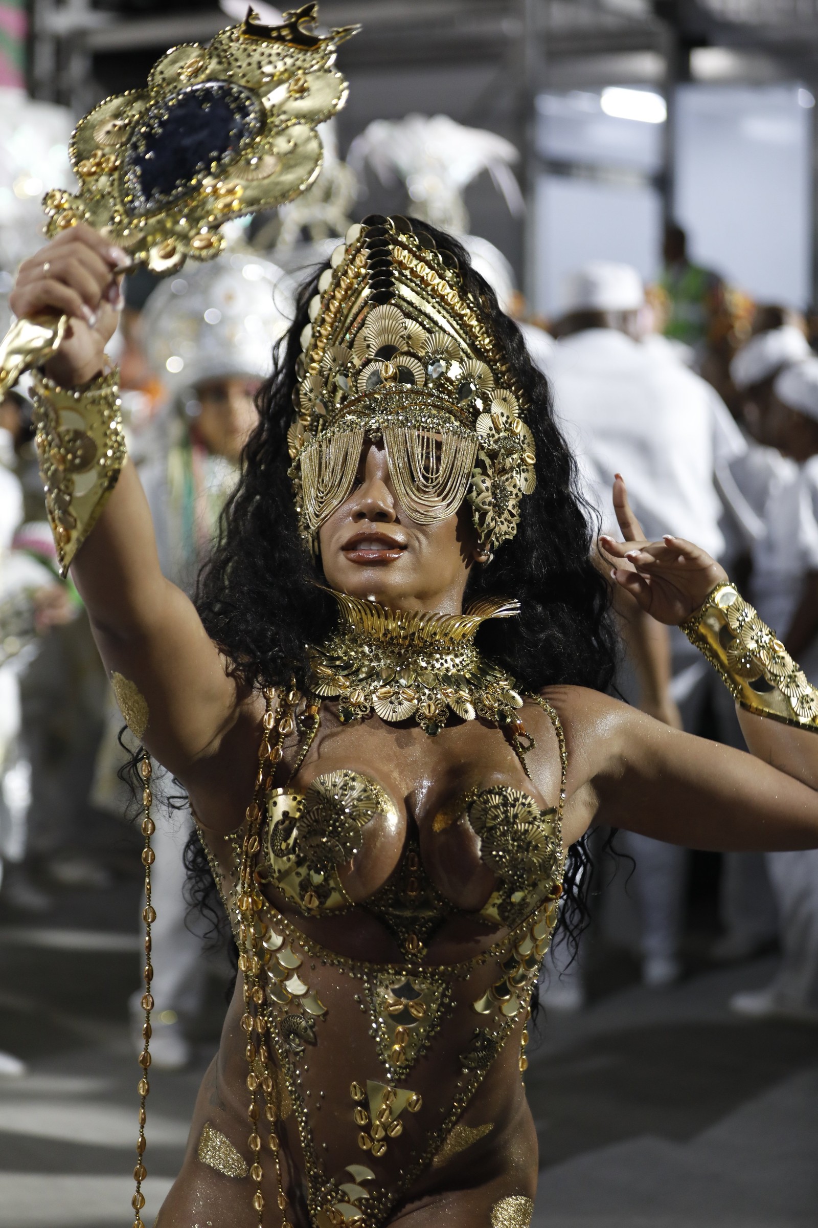 Evelyn Bastos, rainha de bateria da Mangueira, desfila na Sapucaí, no carnaval 2023 — Foto: Guito Moreto / Agência O Globo