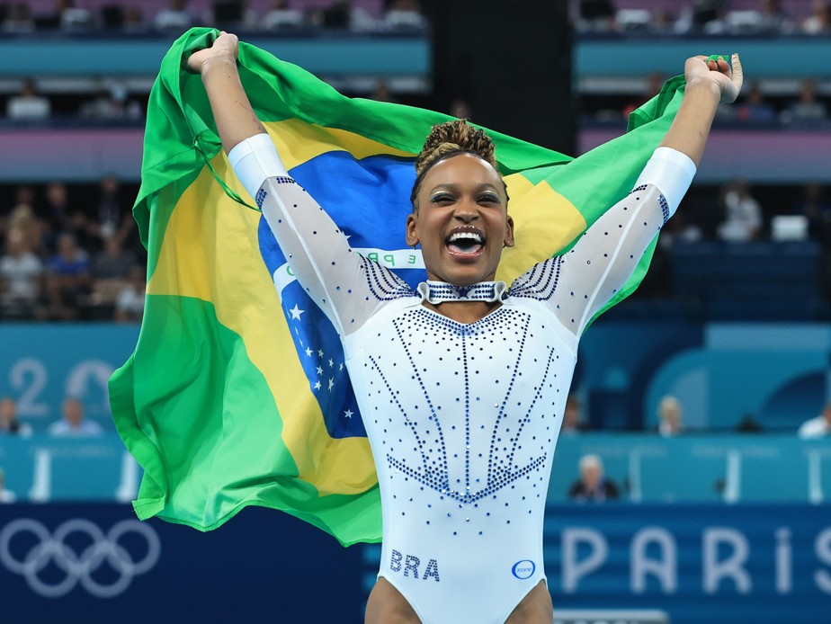 Rebeca Andrade na comemoração da medalha de prata que conquistou no salto