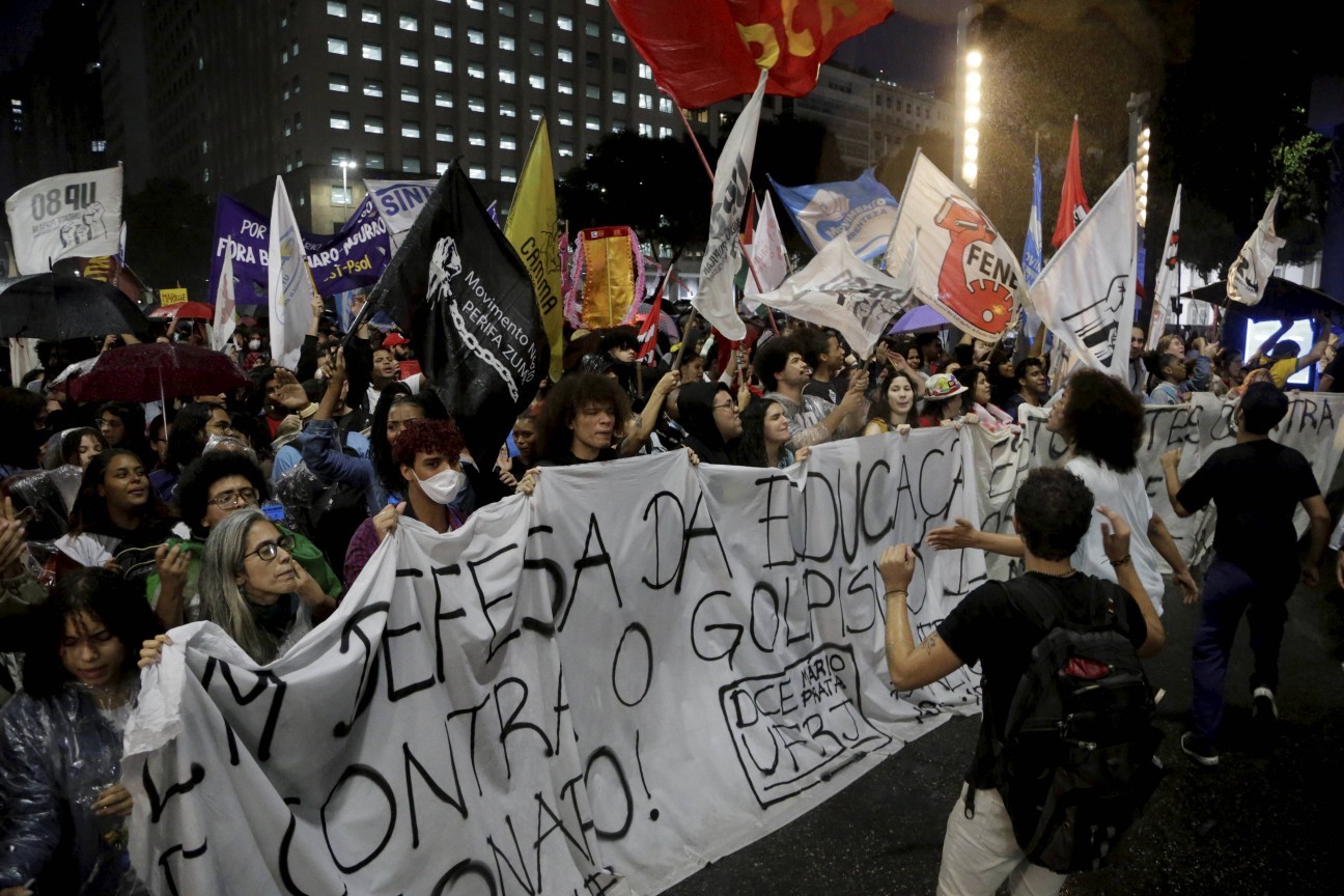 Grupo de manifestantes durante ato em defesa da democracia no centro do Rio — Foto: Domingos Peixoto