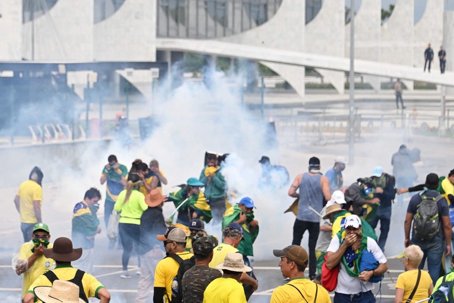 Policiais usam bombas de efeito moral na tentativa de conter golpistas em Brasília