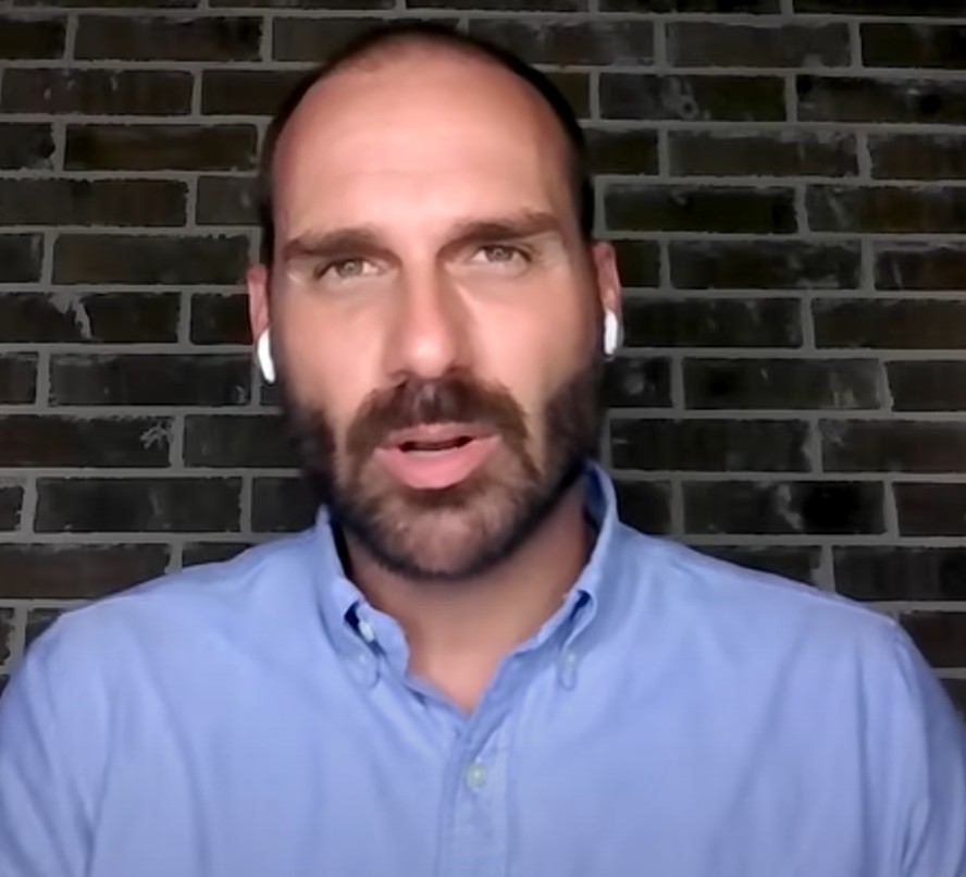 Eduardo Bolsonaro vive uma realidade paralela nos Estados Unidos e finge ser um exilado pol&iacute;tico