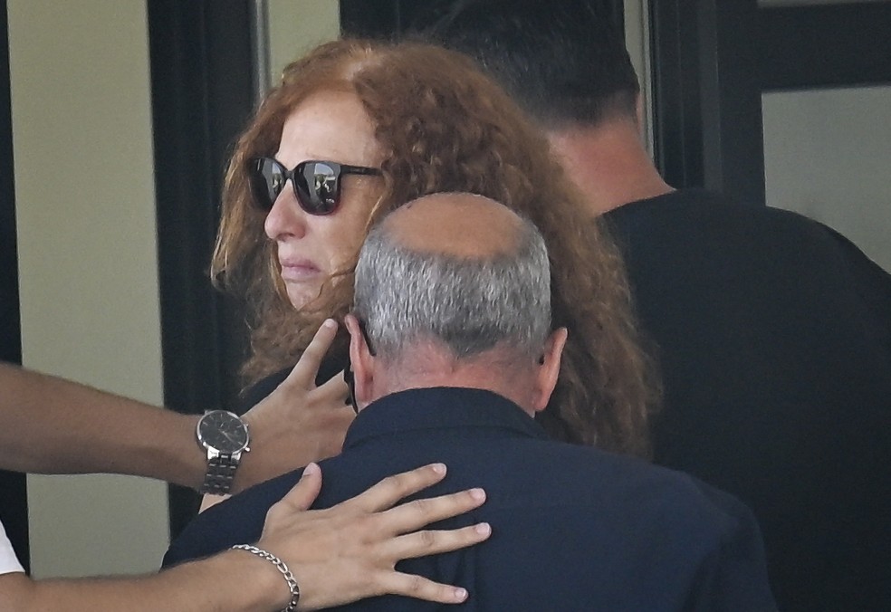Mãe e pai de Diogo Jota e André Silva choram em velório — Foto: Miguel RIOPA / AFP