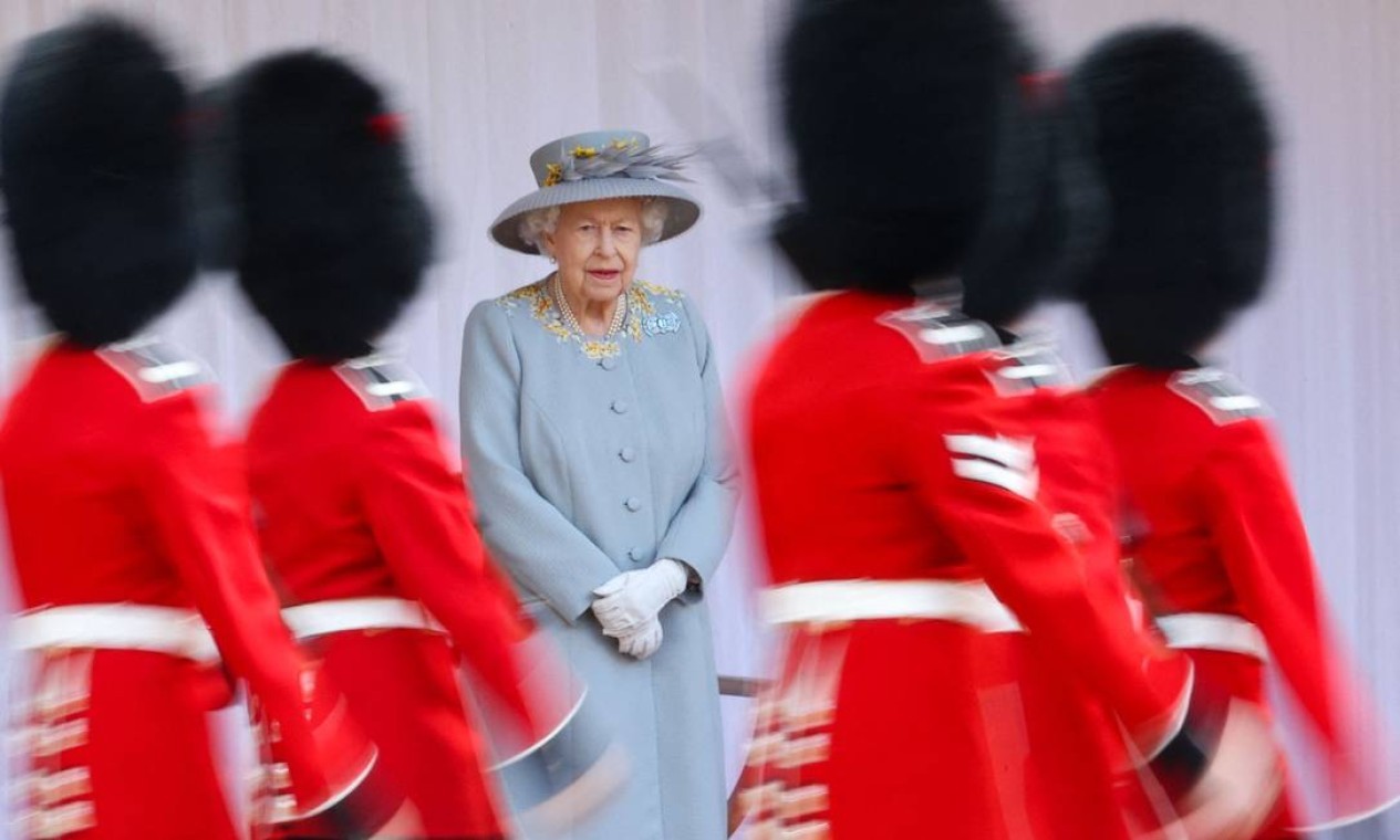Elizabeth II assiste a uma cerimônia militar para marcar seu aniversário oficial no Castelo de Windsor, em 12 de junho de 2021 — Foto: CHRIS JACKSON / AFP