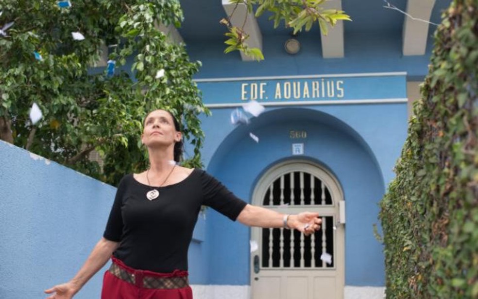 Sonia Braga diante do Edifício Oceania em cena do filme "Aquarius", de Kleber Mendonça Filho — Foto: Divulgação