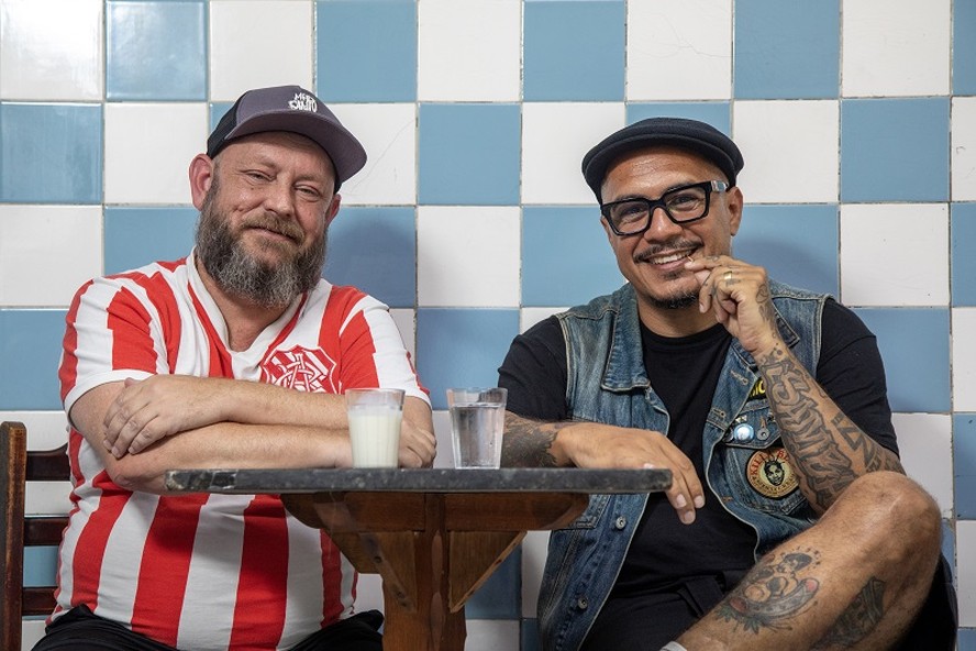 Parceiros no boteco e na melodia, Luiz Antonio Simas e Marcelo D2 ...