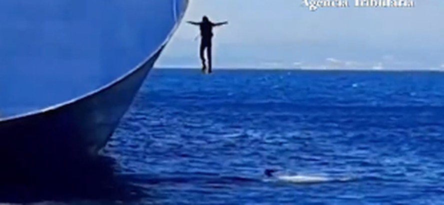 Traficante pula no mar para tentar fugir com mochila repleta de drogas, na Espanha