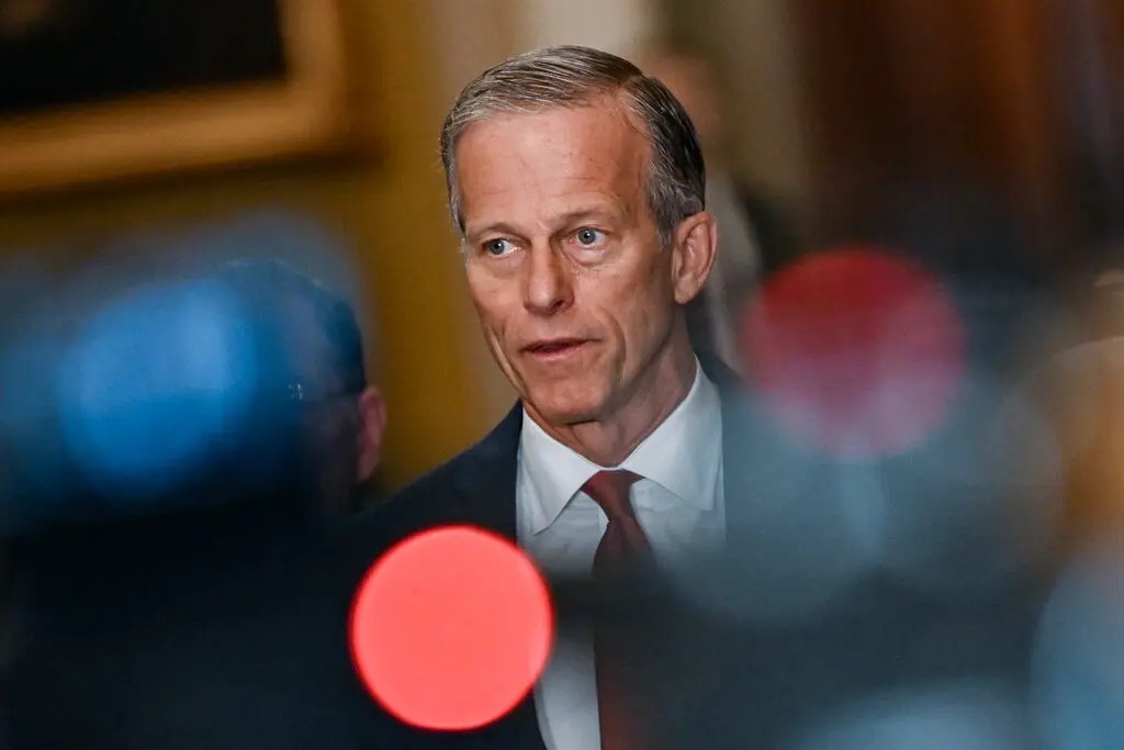 John Thune é eleito líder dos republicanos no Senado, apesar da pressão contrária de aliados de Trump e Musk; entenda