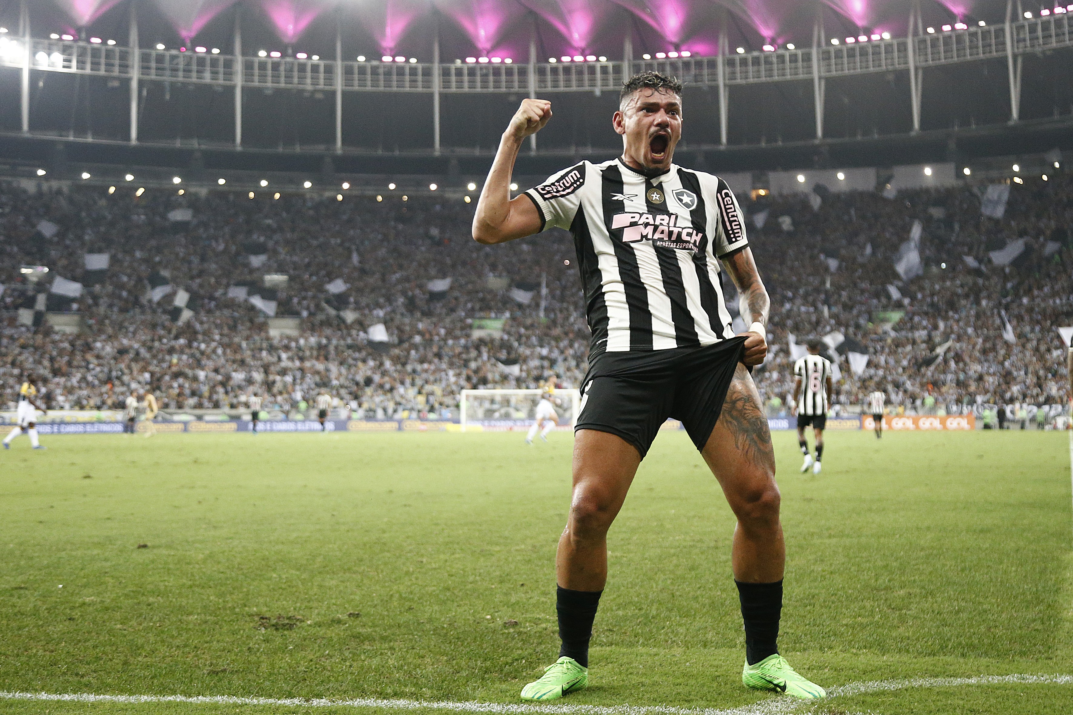Apoio do elenco, salário reduzido e renovação por meta de gols: os bastidores da volta de Tiquinho Soares ao Botafogo - QTU Questões do Universo