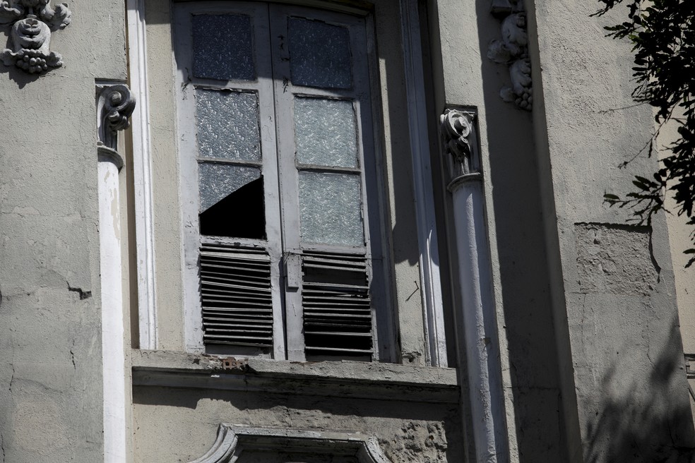 Janela danificada com vidro quebrado no antigo Hotel Aymoré, vendido por R$ 600 mil — Foto: Agência O Globo