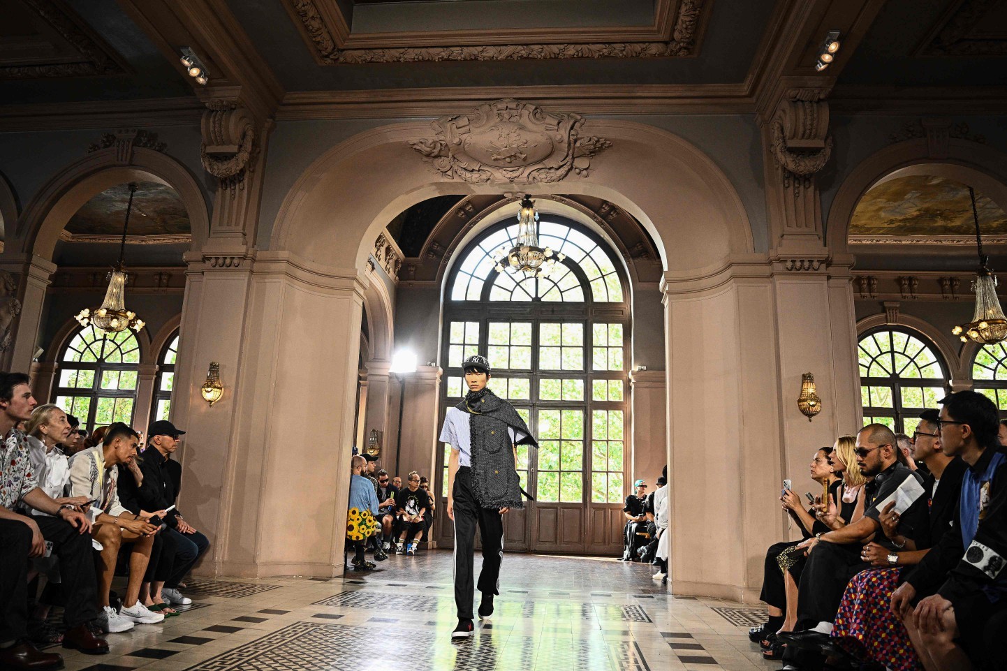 Desfiles de moda de Paris em plena onda de calor têm leques e pistolas d'água fora das passarelas para enfrentar altas temperaturas