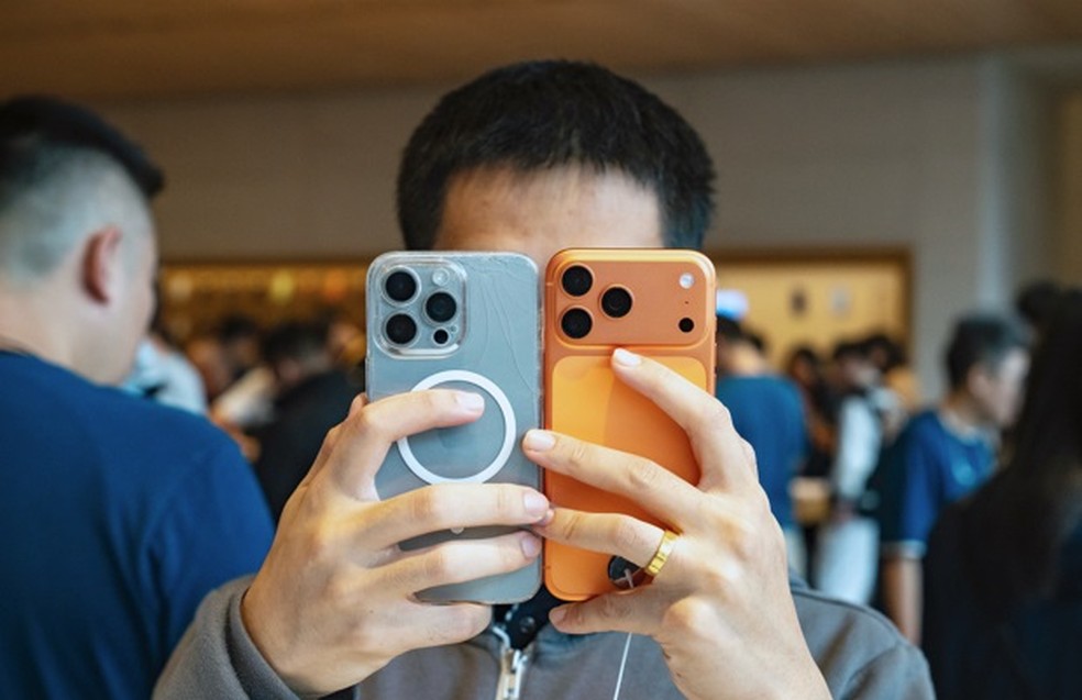 Um cliente compara iPhones na Apple Store em Pequim — Foto: Andrea Verdelli/Bloomberg