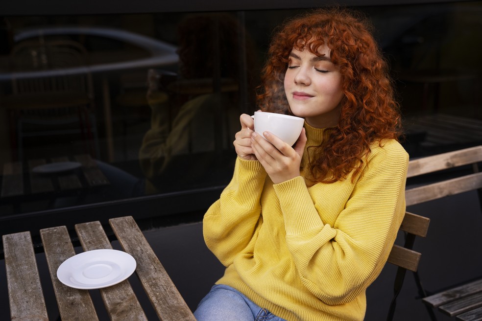 mulher tomando café — Foto: Freepik