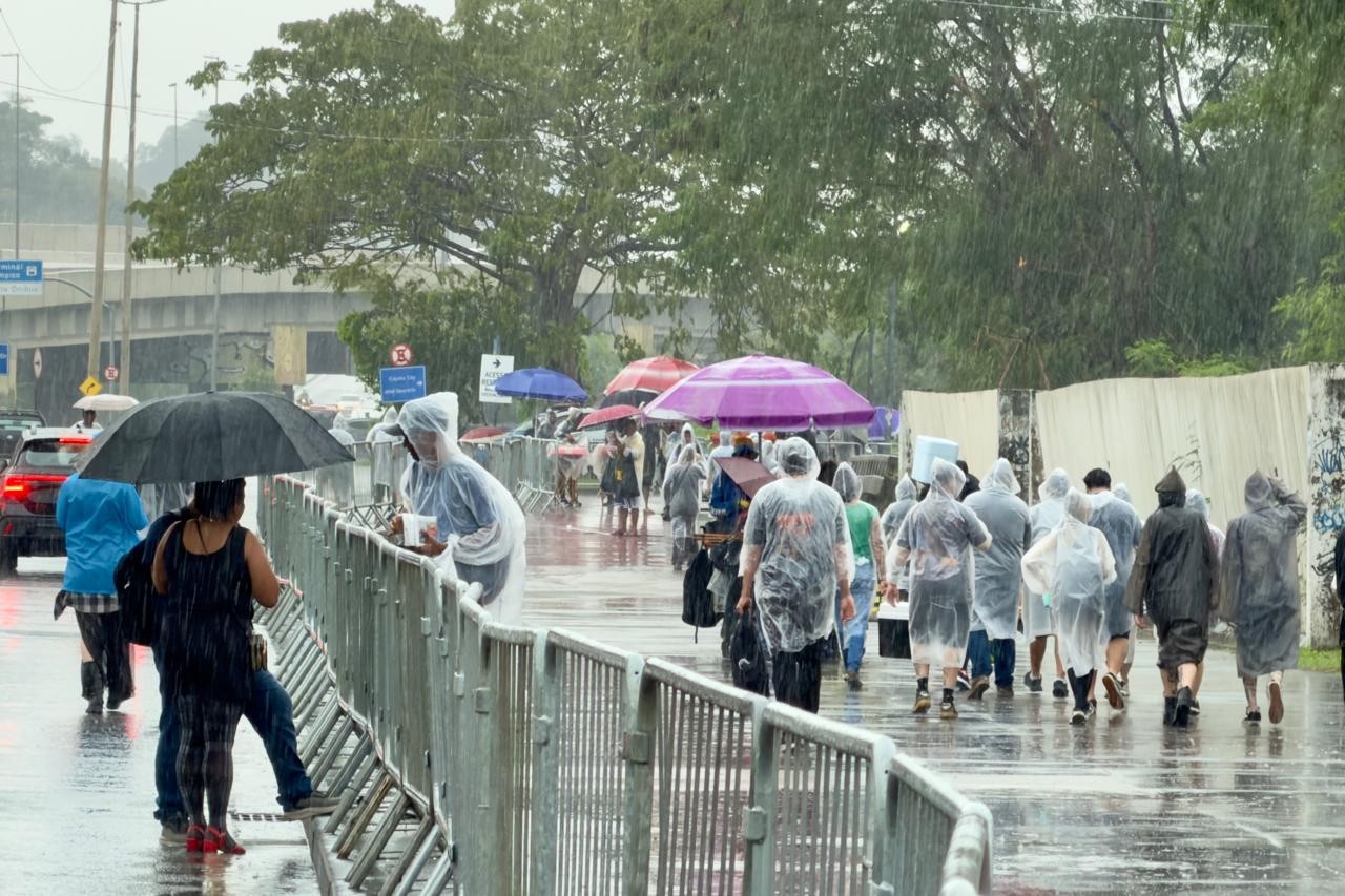 Chuva cai na Cidade do Rock e força público do dia do metal a colocar capas por cima das camisas pretas - Foto