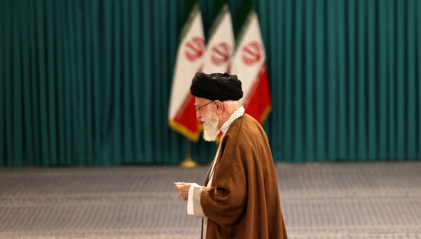 Morte de Raisi embaralha planos de Khamenei de uma sucessão 'tranquila'