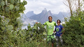 Joel Rodrigues e Fernanda Cubiaco são os mentores do projeto de plantio de restauração ecológica — Foto: Roberto Moreyra / Agência O Globo