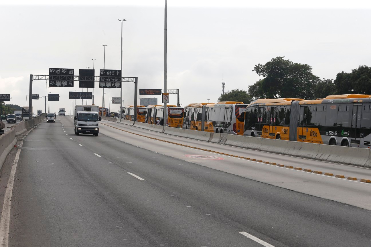 Devido a uma operação policial no Complexo de Israel, na Zona Norte, nesta quinta-feira, uma parte da Avenida Brasil se encontra fechada. — Foto: Fabiano Rocha / Agência O Globo