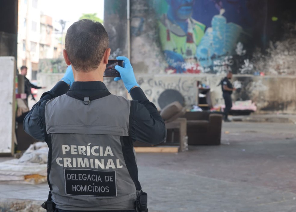 Pessoas em situação de rua são assassinadas a tiros embaixo de viaduto do metrô de Irajá, Zona Norte do Rio. Dois homens morreram no local e um ficou ferido — Foto: Fabiano Rocha / Agência O Globo