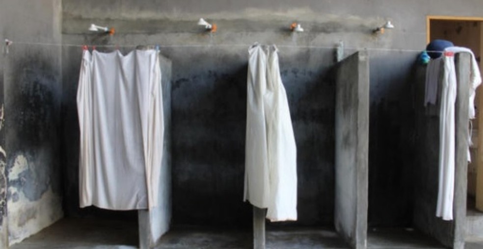 Chuveiros da penitenciária, que contam com água quente — Foto: Reprodução/ Relatório Defensoria Pública