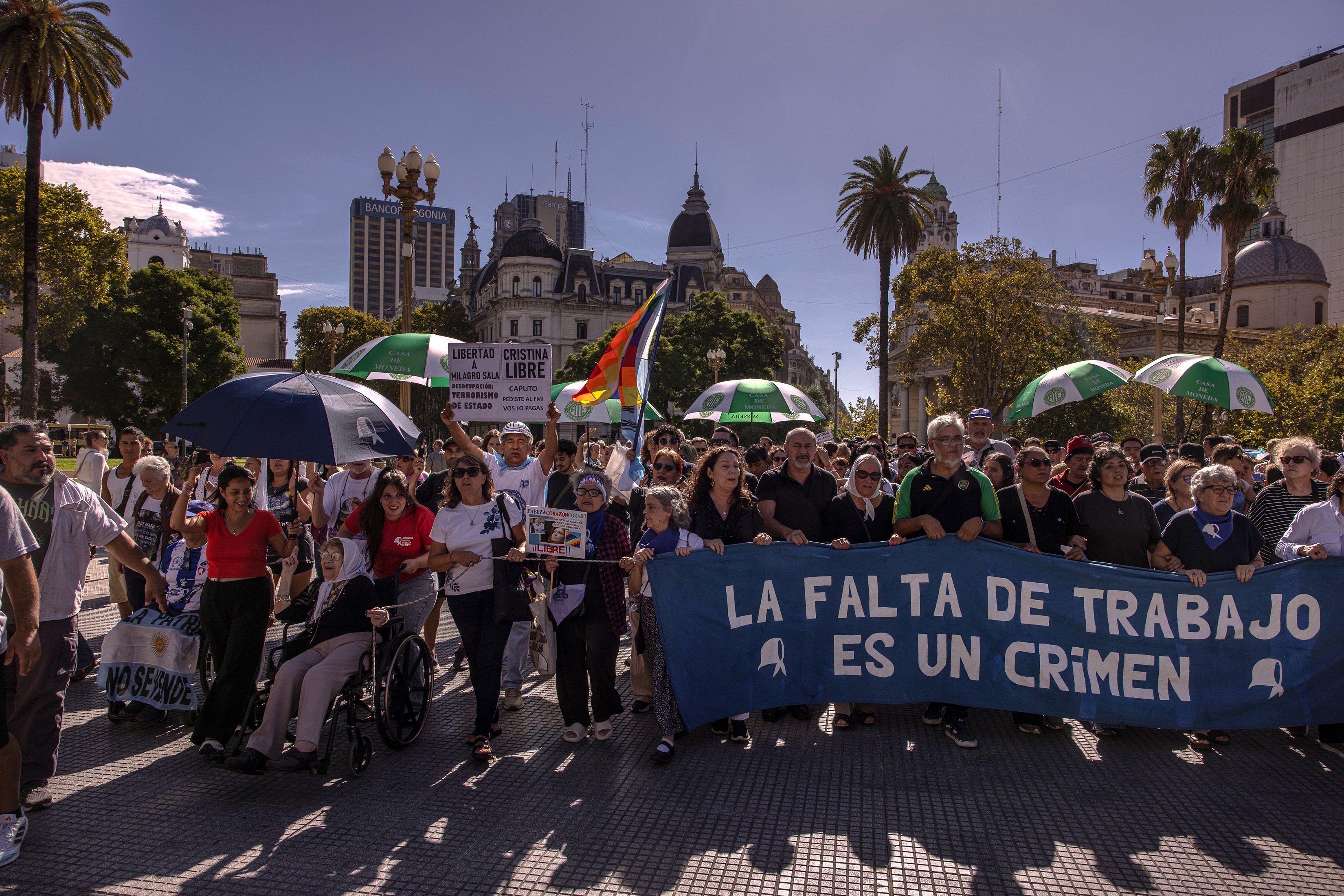 Governo Milei corta fundos de preservação da memória da ditadura argentina e minimiza atrocidades de junta militar