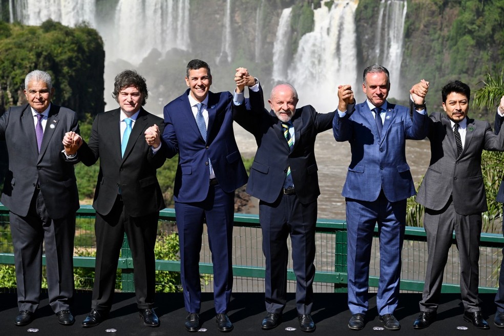 The President of Panama, José Raúl Mulino; Argentinian President Javier Milei; the president of Paraguay, Santiago Peña; the President of Brazil, Luiz Inácio Lula da Silva; the president of Uruguay, Yamandú Orsi; and Bolivian Foreign Minister Fernando Aramayo pose for an official photo during the Mercosur Heads of State Summit, at Iguaçu Falls, in Foz do Iguaçu, Paraná state, Brazil, December 20, 2025. — Photo: Evaristo Sa / AFP