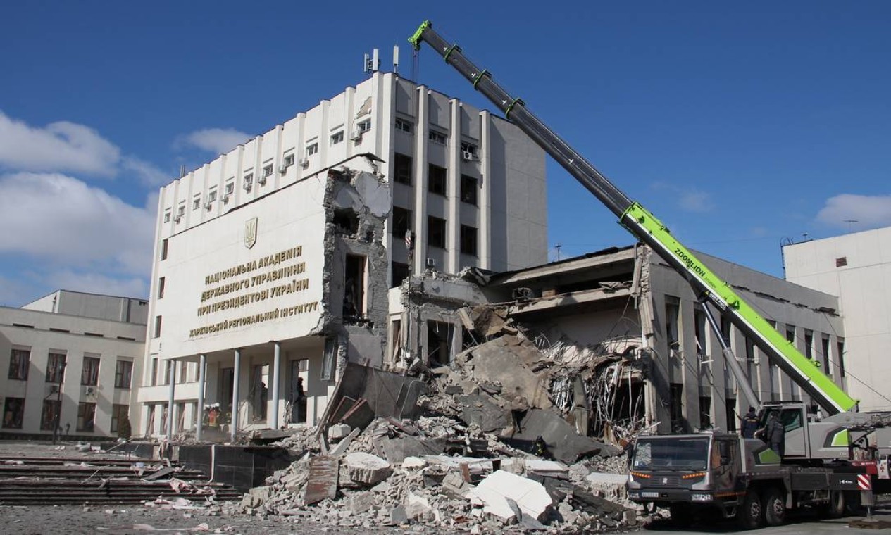Instituto Regional de Administração Pública de Kharkiv depois de ser alvo de bombardeios  — Foto: REUTERS