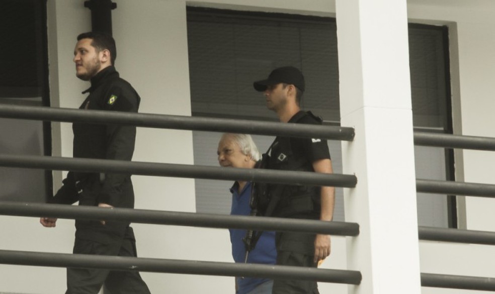 Aílton Guimarães Jorge, o Capitão Guimarães, chega à sede da Polícia Federal no Centro do Rio — Foto: Gabriel de Paiva/Agência O Globo