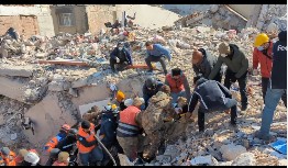 Emine Akgul, de 26 anos, foi resgatada com vida em Hatay, na Turquia, 201 horas após terremoto do dia 6 de fevereiro de 2023 — Foto: Instagram @rifatsen3380 / Reprodução