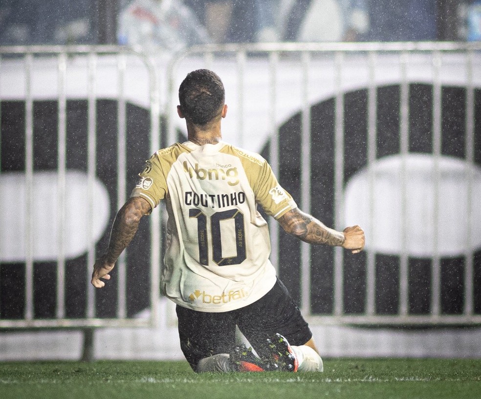 Coutinho marcou o primeiro do Vasco — Foto: Matheus Lima/Vasco