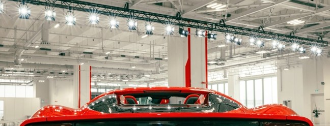Um autom&oacute;vel na linha de produ&ccedil;&atilde;o da nova f&aacute;brica da Ferrari em Maranello, It&aacute;lia, que &eacute; utilizada para fabricar autom&oacute;veis a gasolina e h&iacute;bridos &mdash; Foto: Maurizio Fiorino/The New York Times