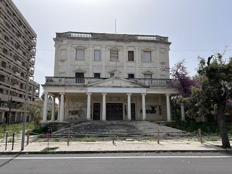 Varosha é o subúrbio de Famagusta, uma cidade no Chipre que foi ocupada pelo exército turco em 1974 e abandonada há 51 anos — Foto: Reprodução