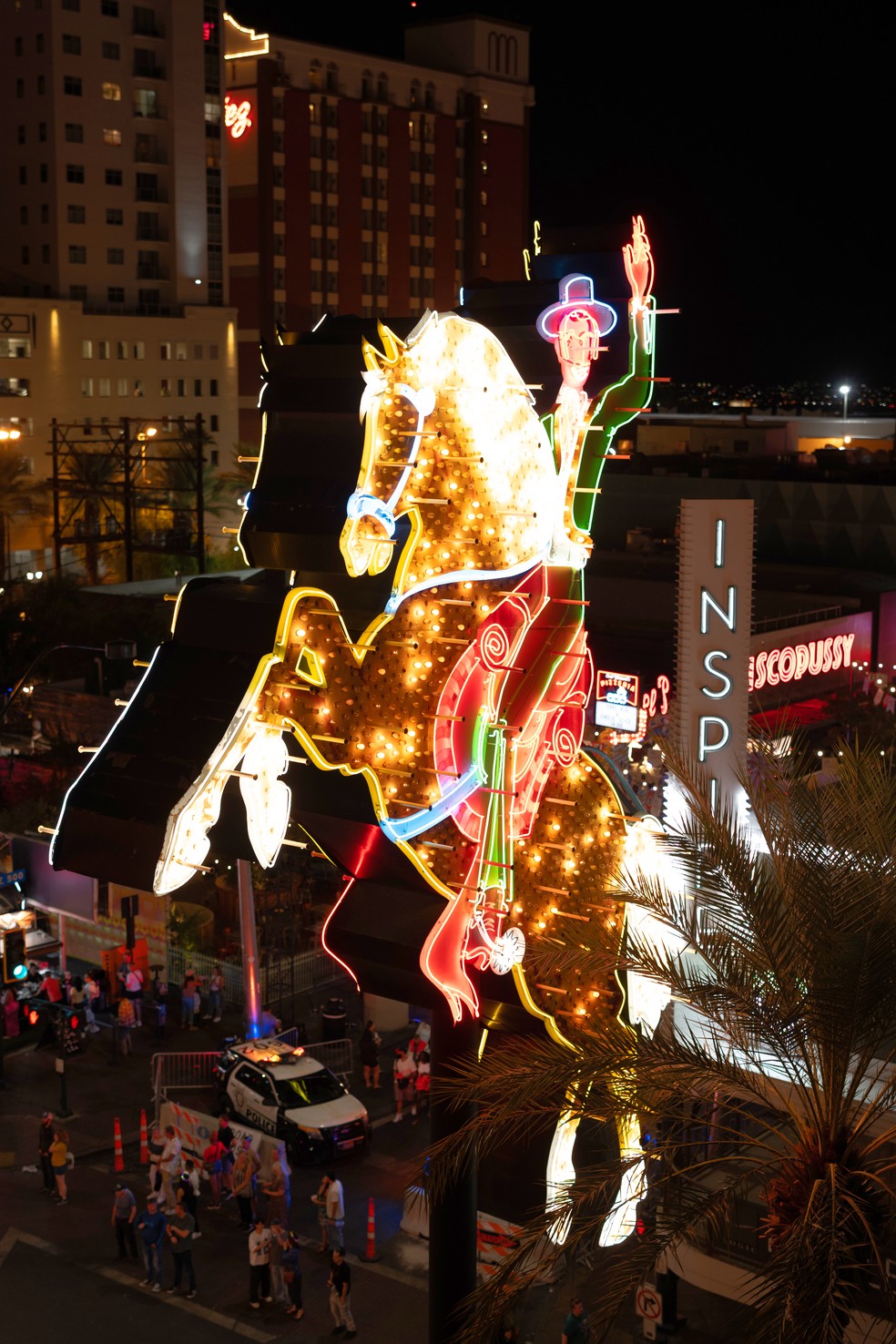 Um letreiro de neon antigo restaurado, na East Fremont Street, no Centro de Las Vegas — Foto: Tag Christof/The New York Times