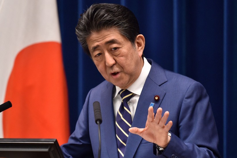 Shinzo Abe, então primeiro-ministro do Japão, durante uma entrevista coletiva em 2020 — Foto: Kazuhiro NOGI/AFP