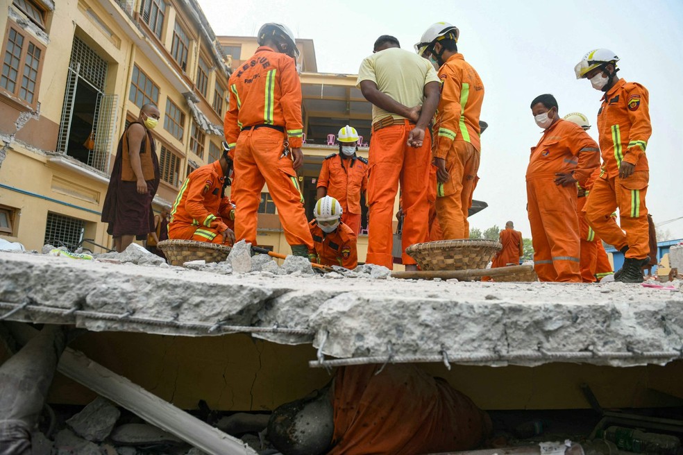 Equipes de resgate em Mianmar tentam encontrar sobreviventes após desabamento em templo budista durante terremoto, na cidade de Mandalay. Desde a última sexta-feira foram encontradas pessoas com vida — Foto: Sai Aung Main / AFP