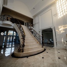Escada de mármore branco é um dos itens de luxo da construção da casa — Foto: Reprodução/YouTube/JeremyXplores