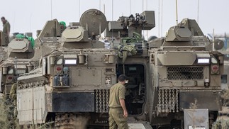 Tanques Namer 1500 entraram nas forças israelenses em junho de 2023 — Foto: AFP