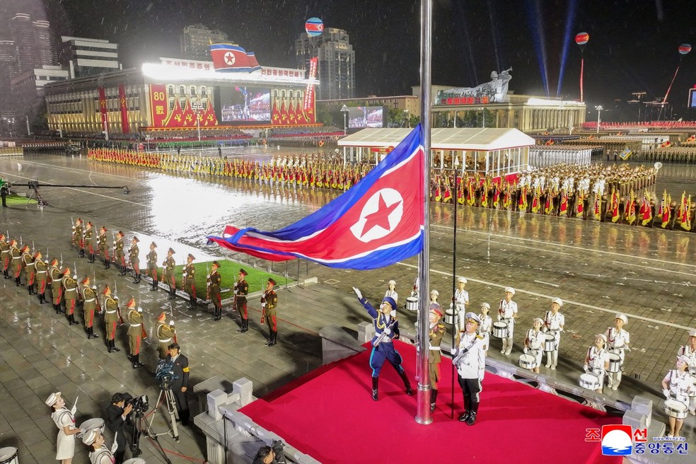 O desfile militar para comemorar o 80º aniversário de fundação do Partido dos Trabalhadores da Coreia na Praça Kim Il Sung em Pyongyang — Foto: STR / KCNA VIA KNS / AFP